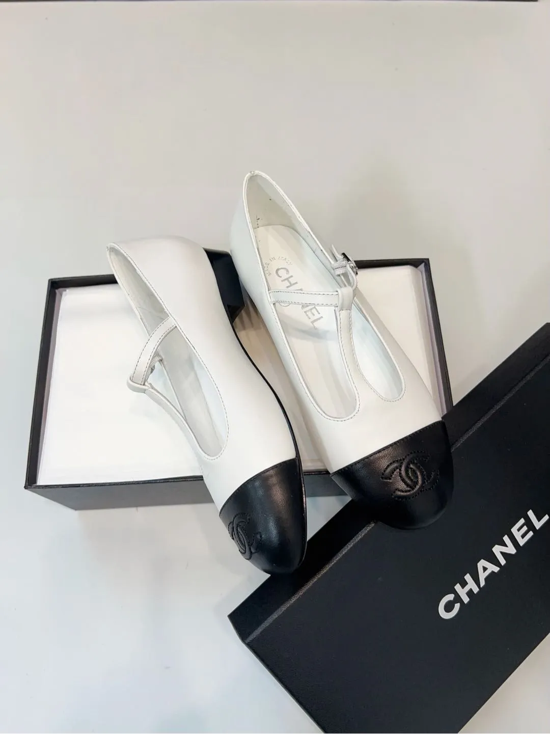👟👟Ex-factory price 520👟👟 CHANEL Chanel classic three-color T-strap flat ballet shoes, Mary Jane shoes, Grandma Xiang’s consistent elegant ladylike temperament, full of high-end sense! It’s very nice on the feet~Whether it’s worn barefoot or paired with skirts or trousers, it’s very versatile! Incomparably beautiful! It’s so special. I’m very impressed with the details. (The version bought at the counter is developed and made according to the authentic 1:1 version. The details are perfect and more refined and durable. The upper foot is very pedicure-type. The key point is that it is very good and easy to control. ▪Fabric: Original custom-made mixed sheep. ▪Inner lining: imported sheepskin. ▪Outsole: Italian leather outsole. ▪Size: 35-39 (40, 41, 42 are custom-made and cannot be returned)